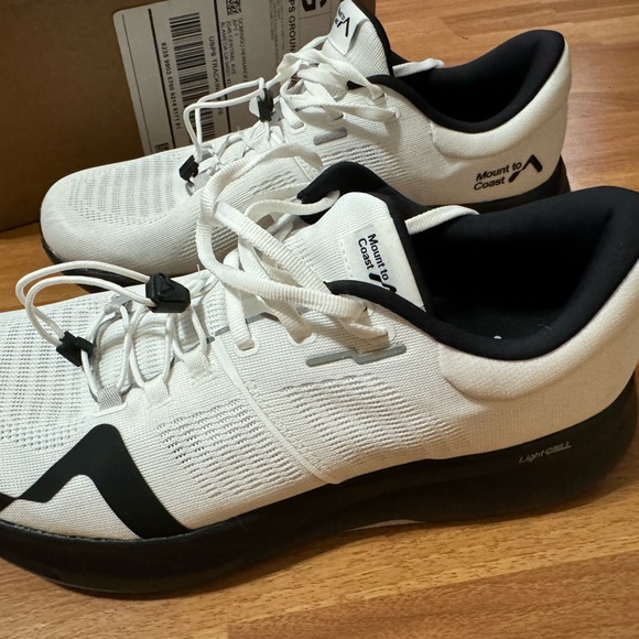 Mountain to Coast R1, White/Black 9.5 Men’s Running shoes - Picture 2 of 16